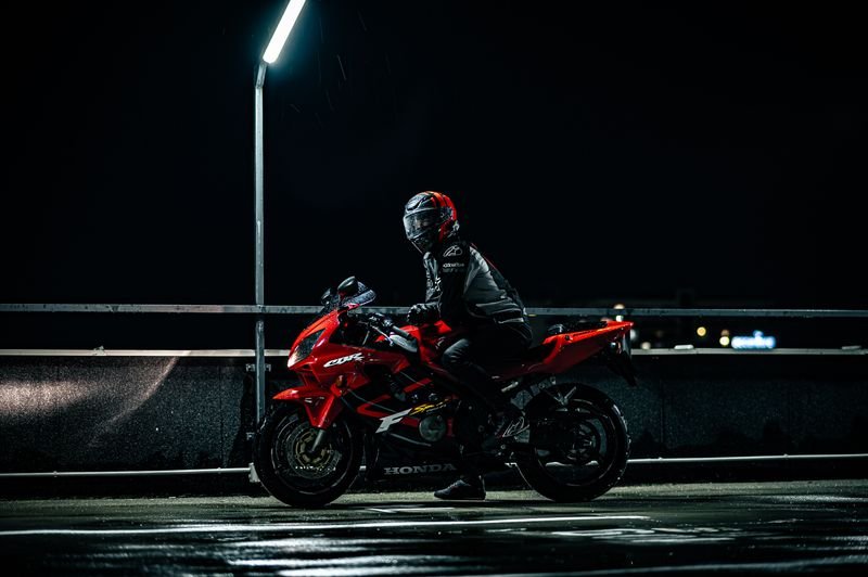 Moto deportiva reprogramada, de noche